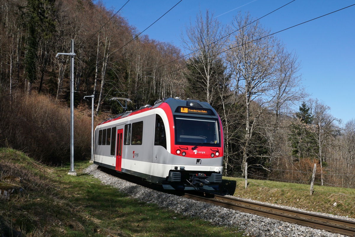 Gleich noch ein neues Stadler-Fahrzeug (an diesem Tag konnte ich drei verschiedene, aber dennoch sehr ähnliche aufnehmen): Be 4/4 3004 der TRAVYS erreicht am 26.03.2016 als Regio 40 nach Yverdon-les-Bains Six-Fontaines.