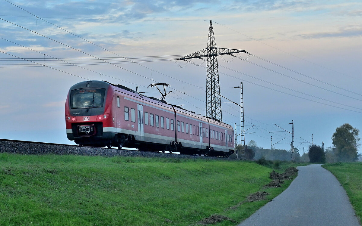 Gleich noch im Nachschuß den 440 326-7 als RB 85 nach Würzburg unweit von Eubigheim am Abend des 31.10.2022