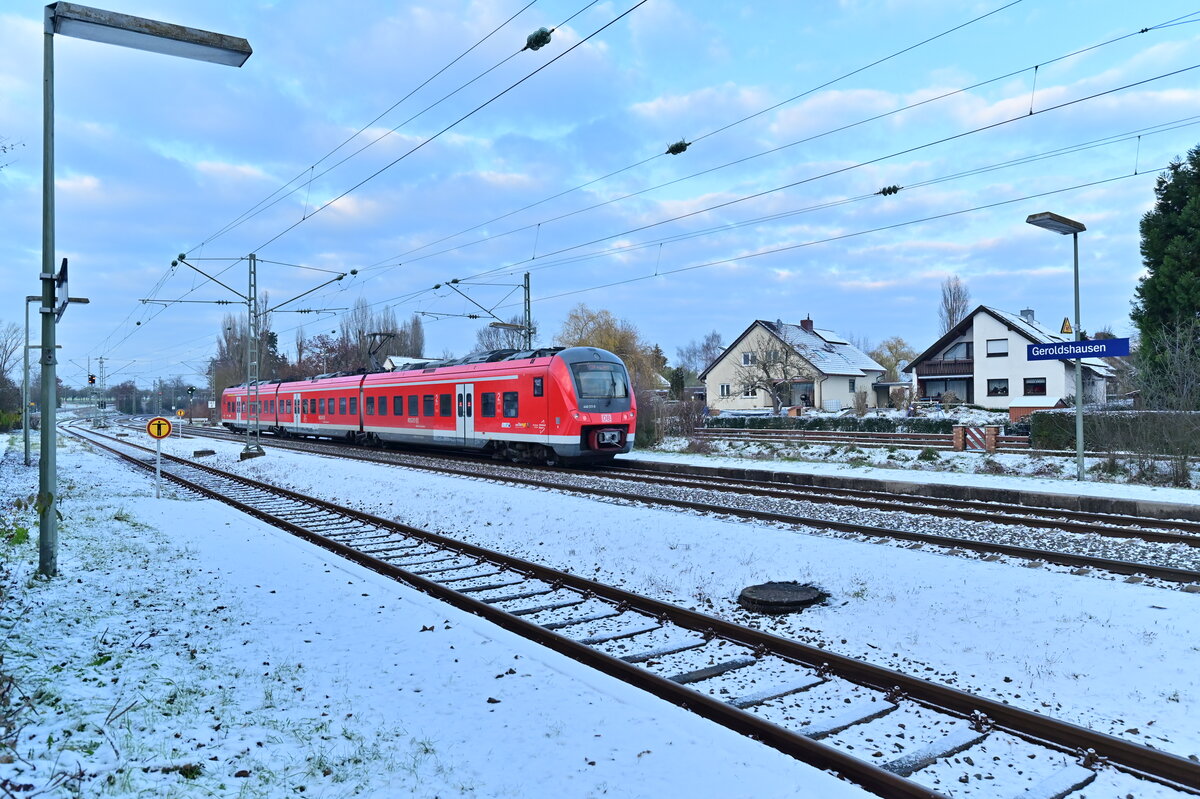 Gleich noch im Nachschuß die Ausfahrt des RB 85/440 311 aus Geroldshausen nach Würzburg. 11.12.2022