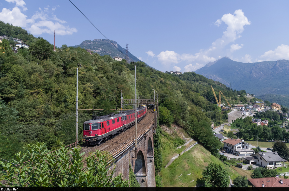 Gleich vier Loks (2x Re 10/10) sind dem UKV-Zug vorgespannt, der am 8. August 2015 mittags den Viadukt kurz vor dem Bahnhof Preglia überfährt. Der Zug fährt hier wegen dem SIM-Korridor auf dem  falschen  Gleis. Im Bahnhof Preglia wechselt er wieder auf das in Fahrtrichtung linke Gleis, denn von Preglia bis Domodossola sind beide Gleise für das grössere Lichtraumprofil ausgebaut.