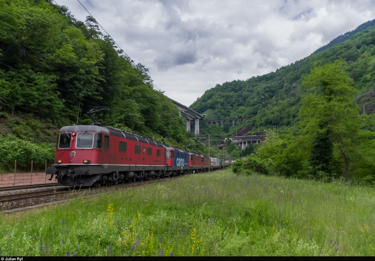 Gleich vier Loks hängen am 25. Mai 2015 vor diesem UKV-Zug, der am Mittag durch die Biaschina südwärts fährt. Führend ist die Re 6/6 11666  Stein am Rhein .