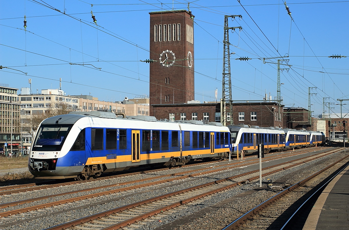 Gleich vier Nordwestbahn-648 sind am 23.02.2018 vor dem markanten Uhrenturm des Düsseldorfer Hauptbahnhofes abgestellt
