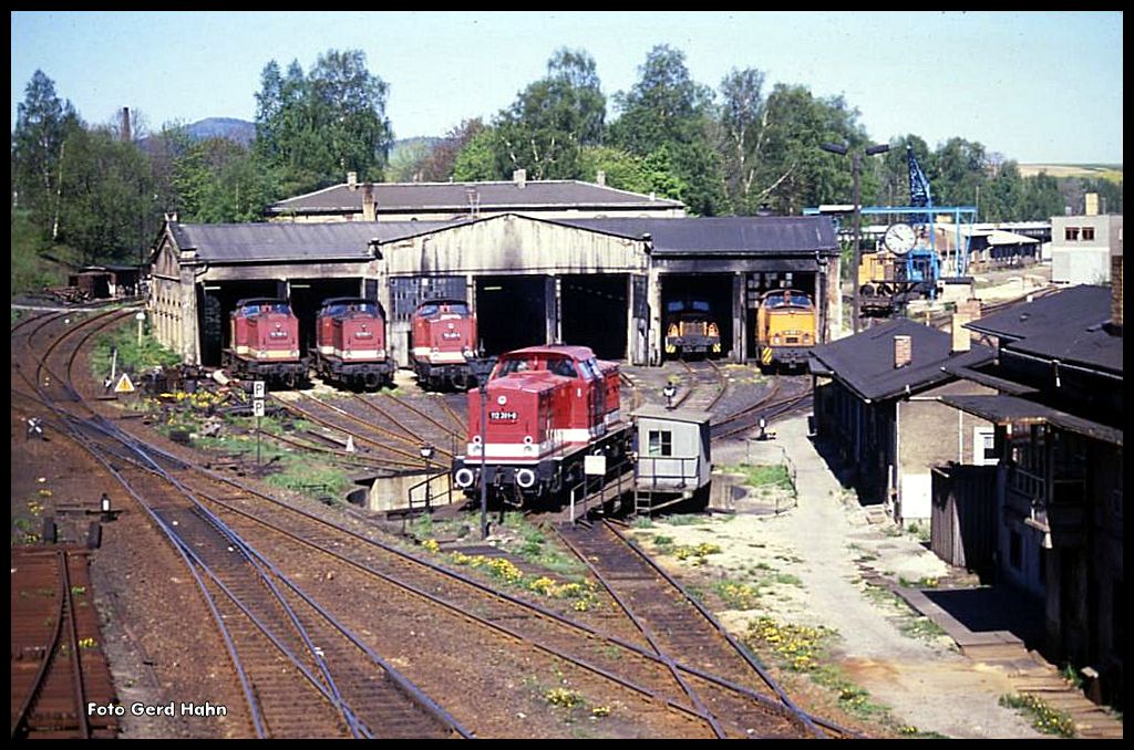 Gleich vier Reichsbahn V 100 waren am 2.5.1990 im BW Löbau zu sehen. Während 112381 sich auf der Drehscheibe befand, standen ihre Schwestern 112795, 112518 und 112324 vor dem kleinen Lokschuppen.