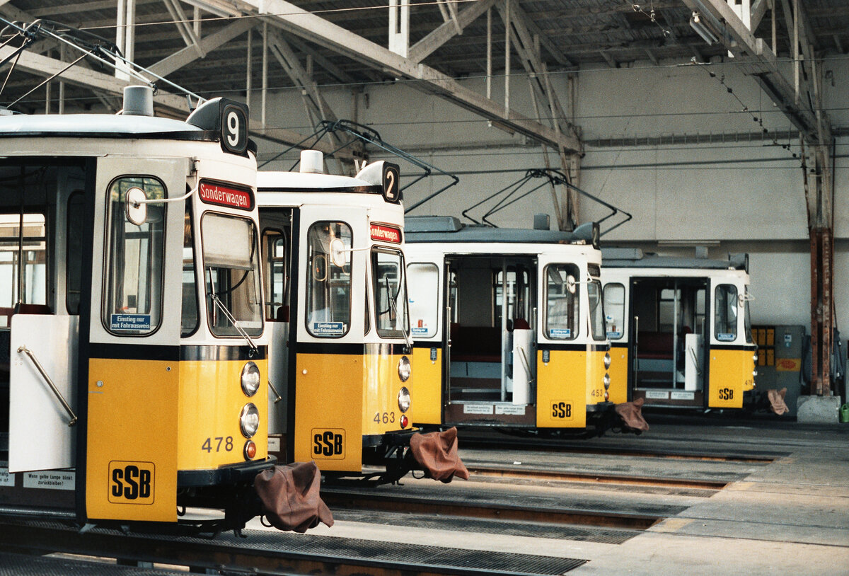 Gleich vier Stuttgarter GT4 zeigen sich im Bw Degerloch (?).
Datum: 24.10.1983