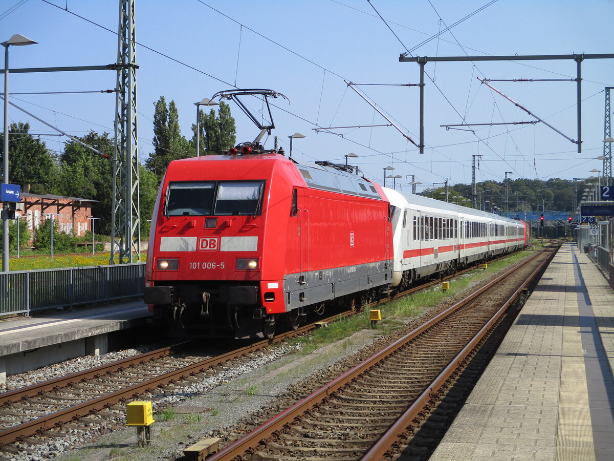 Gleich zwei 101er waren,am 20.August 2024,am IC Binz-Hamburg.Während die 101 006 den Zug bis Rostock,fuhr am Schluß noch 101 066 mit.Hier beim Halt in Bergen/Rügen.