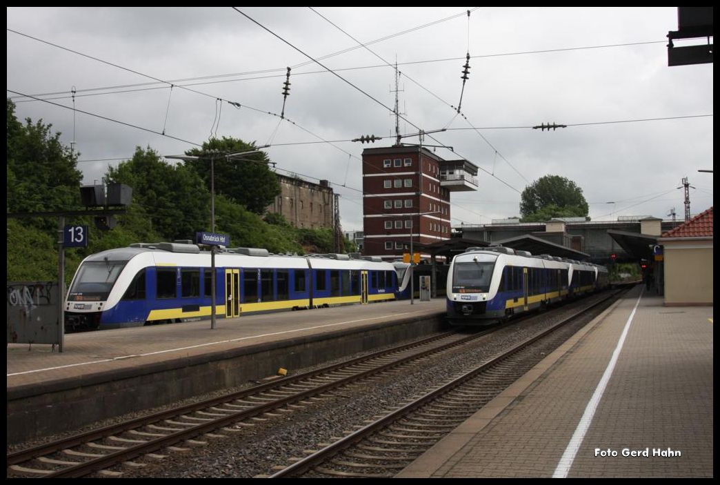 Gleich zwei Alstom Lint Garnituren kreuzten am 8.7.2015 um 17.59 Uhr im unteren Bahnhof des HBF Osnabrück. Links der aus Wilhelmshaven angekommene 648 und rechts der auf Ausfahrt nach Wilhelmshaven wartende VT 648082.