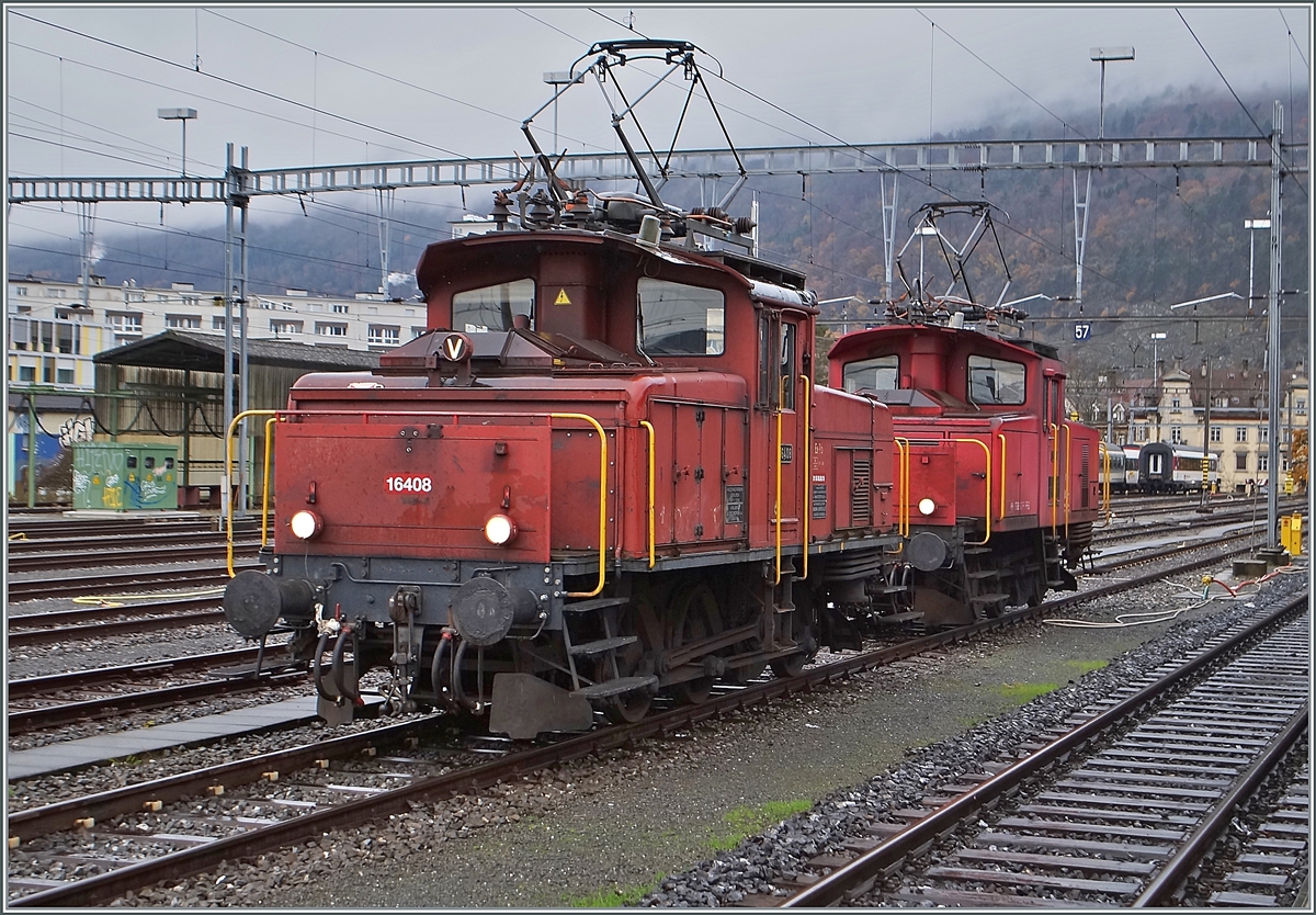 Gleich zwei aufgebügelte Ee 3/3 gab es in Biel/Bienne zu bewundern: Vorne die ältere Ee 3/3 16408 von 1946 und hinten die Ee 3/3 16451 aus dem Jahre 1965.

17. November 2014