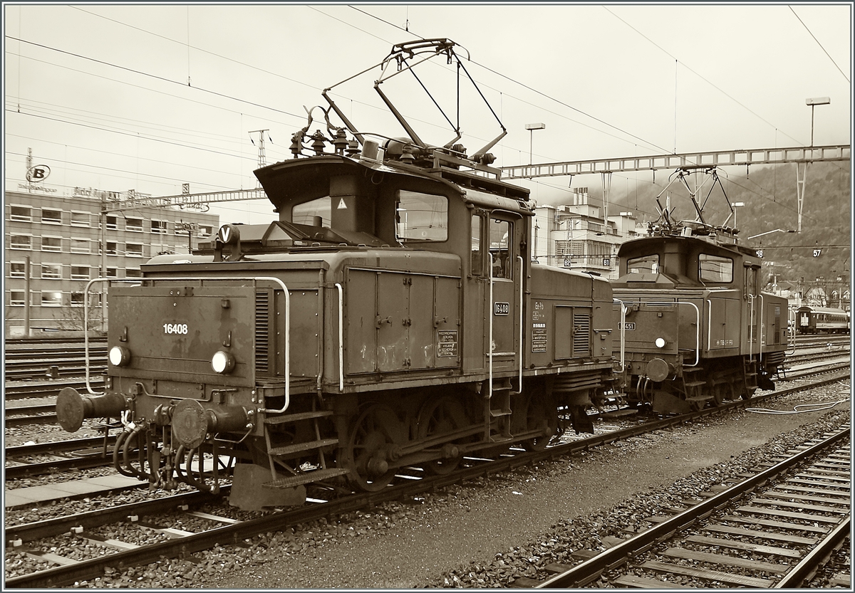 Gleich zwei aufgebügelte Ee 3/3 gab es in Biel/Bienne zu bewundern: Vorne die ältere Ee 3/3 16408 von 1946 und hinten die Ee 3/3 16451 aus dem Jahre 1965.
17. Nov. 2014