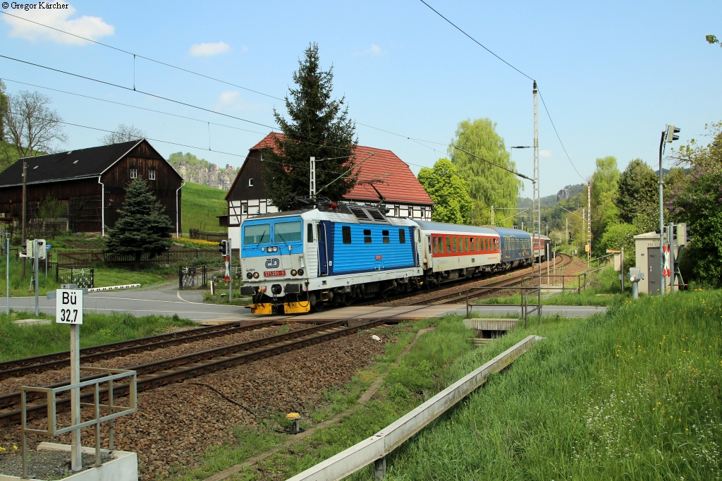 Gleich zwei Fernzüge in einem Zug vereint zieht die 371 201-5 am 25.04.2014 durch das Elbtal. Am Haken hatte sie den hoch verspäteten EN 457 Amsterdam-Prag und den EC 173  Vindobona . Der EC verkehrte gekürzt. Der Zug hatte eine Gesamtlänge von 13 Wagen.