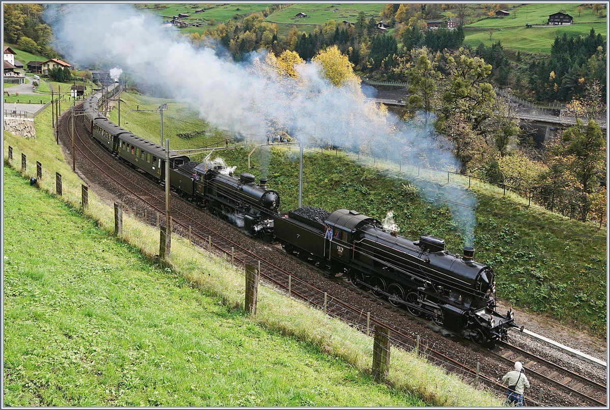 Gleich zwei grosse Dampfloks zogen heute einen Extrazug über die Gotthard-Strecke: die beiden  Elefanten  2978 und 2969 boten ein eindrückliches Spektakel; auf dem Bild nur am Rauch zu erahnen: die Schiebelok B 3/4 1367. 
Das Bild entstand bei Intschi, am 21. Okt. 2017