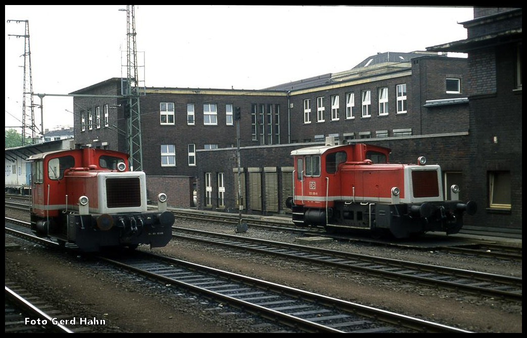 Gleich zwei Köf III auf einem Bild: HBF Düsseldorf am 13.5.1995
Links ist 333024 und rechts ist 333019 der DB zu sehen.