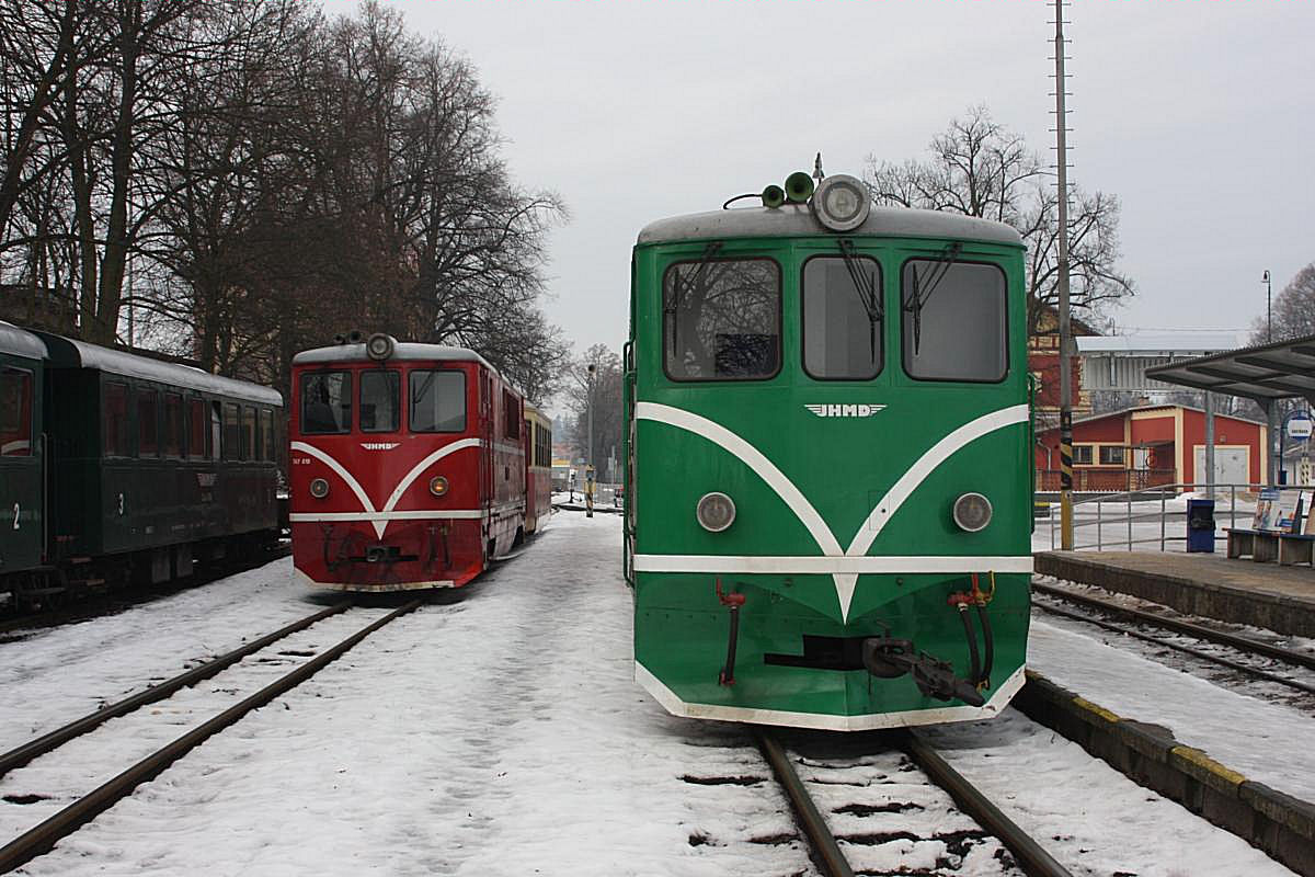 Gleich zwei kurze Personenzüge stehen im schmalspurigen Bereich des Bahnhof Jindrichuv Hradec am 13.01.2008 zur Abfahrt bereit. Rechts sehen wir die grün lackierte T 47005 vor dem Zug nach Nova Bystrice. Links wartet die rot lackierte T 47018, mit der ich wenig später bis Kamenice fuhr.