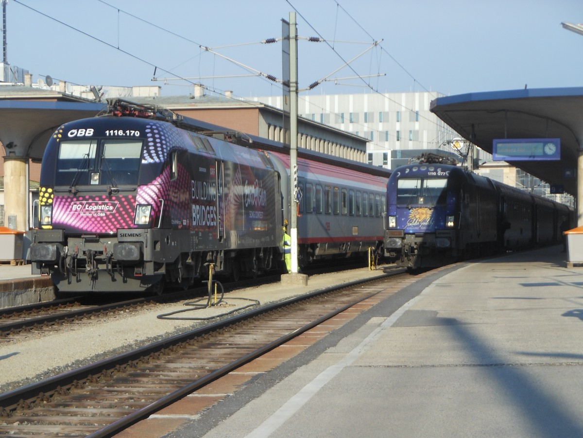 Gleich zwei ÖBB-Sonderloks warteten am 10.3.2015 auf dem Wiener Westbahnhof nebeneinander auf die Abfahrt Richtung Westen. Galileo-Michelangelo (rechts) hatte Salzburg im Visier, die ganz neue Song Contest - Lok fuhr mit einem überlangen Regionalexpreß nach Amstetten.