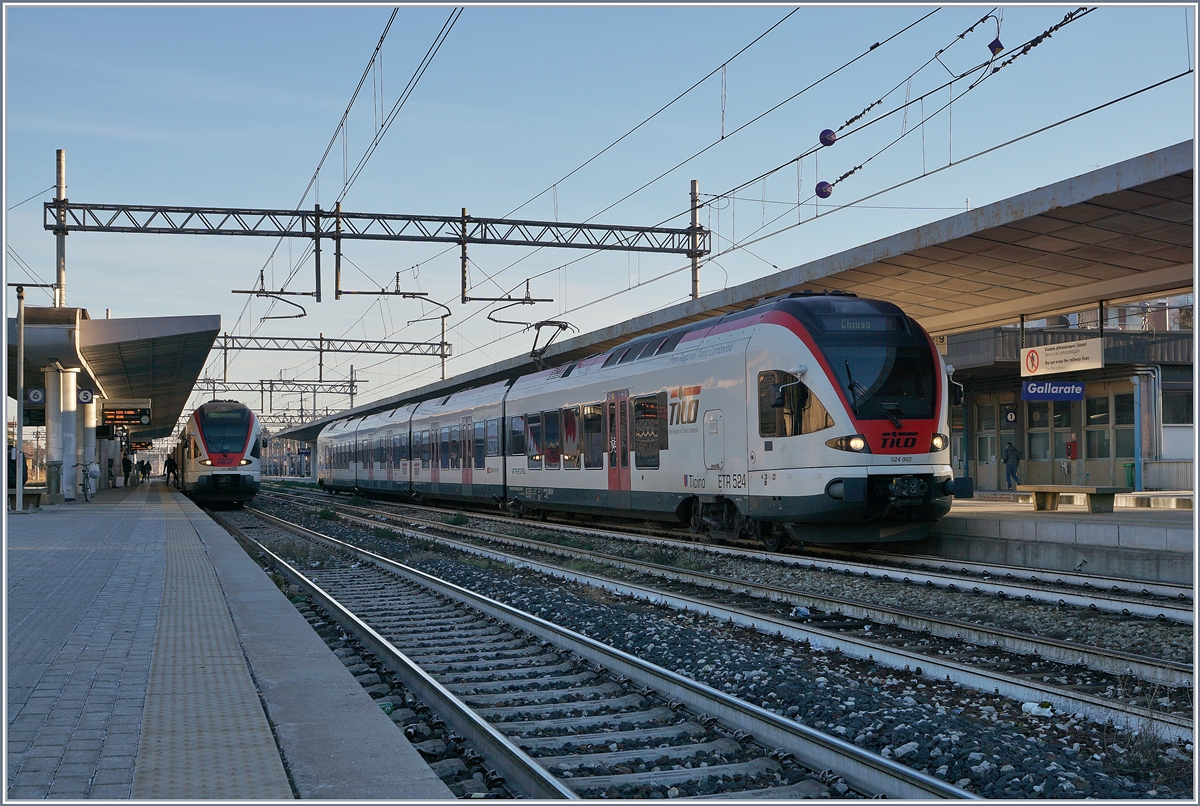 Gleich zwei SBB Tilo Flirts warten in Gallarate auf die Abfahrt: Links der RABe 524 008 als S 40 nach Como S.G. (Via Varese - Mendrisio) und rechts der RABe 524 002 als S 30 nach Cadenazzo via Luino.

5. Jan. 2018