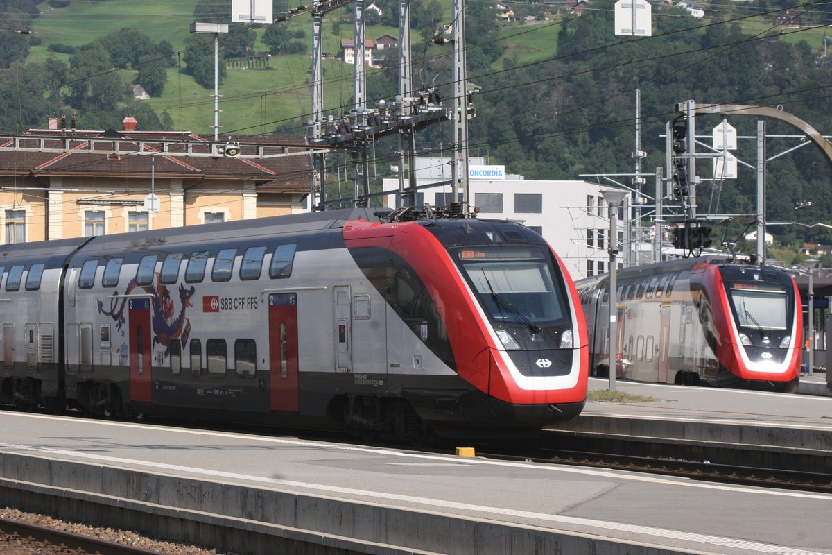 Gleich zwei Twindexx auf einen Schlag.
Während der RABDe 502 006  Olten  (NVR 94 85 0 502 006-5 CH-SBB) auf den Abfahrbefehl nach Chur wartet, steht der RABe 502 207  Stadt Bern  (NVR 94 85 0 502 207-9 CH-SBB) auf Gleis 6 als IR 13 nach Zürich HB durchs Rheintal bereit.

Sargans, 23.08.2019