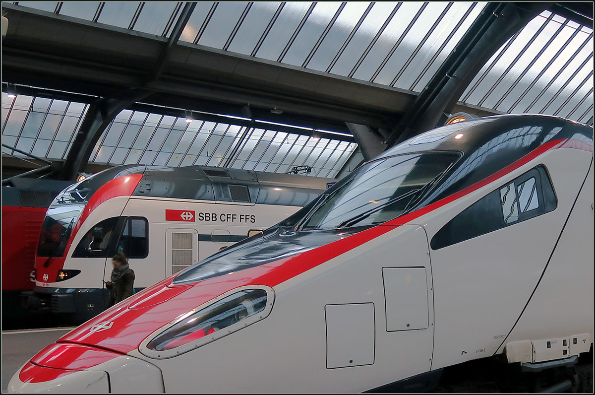 Gleiche Farben, andere Formen -

Zwei SBB-Züge im Hauptbahnhof Zürich.

13.03.2019 (M)