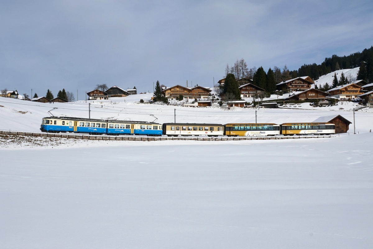 Gleiche Stelle wie zwei Wochen zuvor, gleicher Triebwagen, jedoch dieses Mal mit Sonne: ABDe 8/8 4002 am 06.02.2016 unterhalb von Schönried.