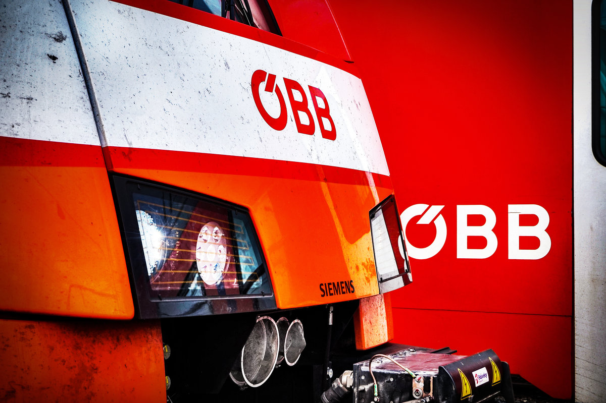 Gleiches Logo, zwei Generationen an ÖBB-Wagenmaterial.
Nun ist der cityjet auch in Kärnten angekommen, drei Garniturn sind hier momentan im Einsatz.
Aber diese haben vielmehr 4024er abgelöst, als CityShuttle-Garnituren.
Also kann ja der Wagen im Hintergrund noch ruhig einige weitere Jahre durch Kärnten fahren. 
Aufgenommen in Villach Hbf, am 18.3.2018.