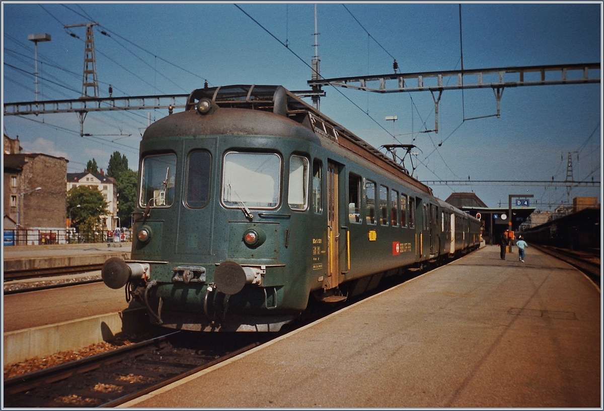 Gleichstrom BDe 4/4 N° 1301 Triebwagen für die nach SNCF-Norm elektrifizierte Strecke Genève - La Plaine im Oktober 1993 in Genève. 
(Gescanntes Foto) 