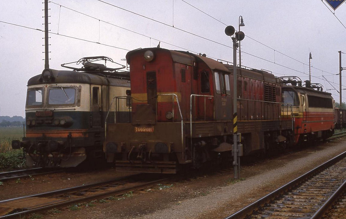 Gleichstrom, Diesel und Wechselstrom Lokomotiven am 27.6.1988 im System Wechsel Bahnhof Kutna Hora. Die in der Mitte stehende T 6691091 war die Rangierlok für den Bahnhof.