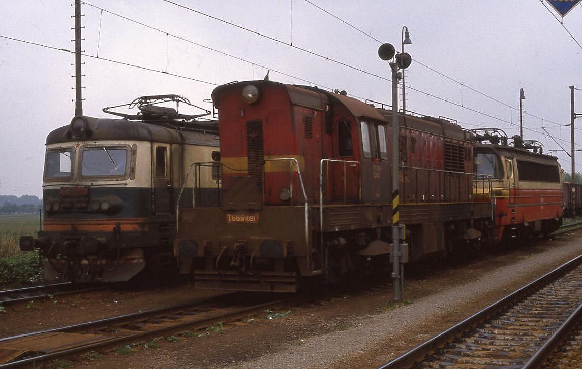 Gleichstrom, Diesel und Wechselstrom Lokomotiven am 27.6.1988 im System Wechsel Bahnhof Kutna Hora. Die in der Mitte stehende T 6691091 war die Rangierlok für den Bahnhof.
