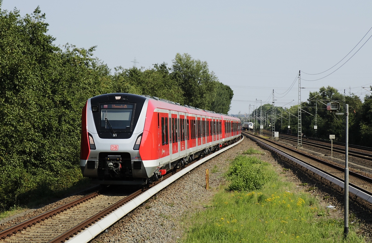 Gleichstromtriebwagen der Hamburger S-Bahn: 490 629 fährt an der Spitze einer Dreifachtraktion in Hamburg-Allermöhe ein. Die 490 werden seit 2018 im Liniendienst eingesetzt und sollen die Baureihe 472 ablösen.