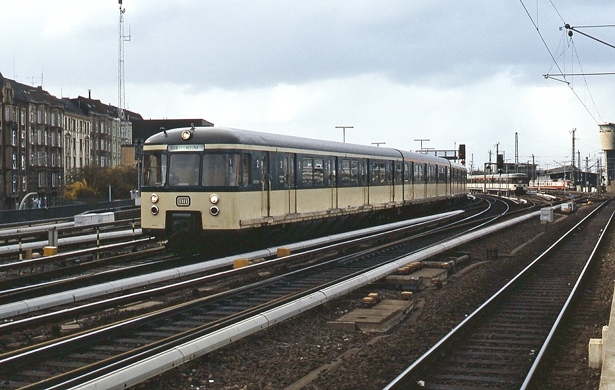 Gleichstromtriebwagen der Hamburger S-Bahn: Ein 470 fährt im Frühjahr 1987 in Hamburg-Altona ein. Diese Triebwagen waren eine Weiterentwicklung der Baureihe 471 und wurden ab 1959 in Dienst gestellt.