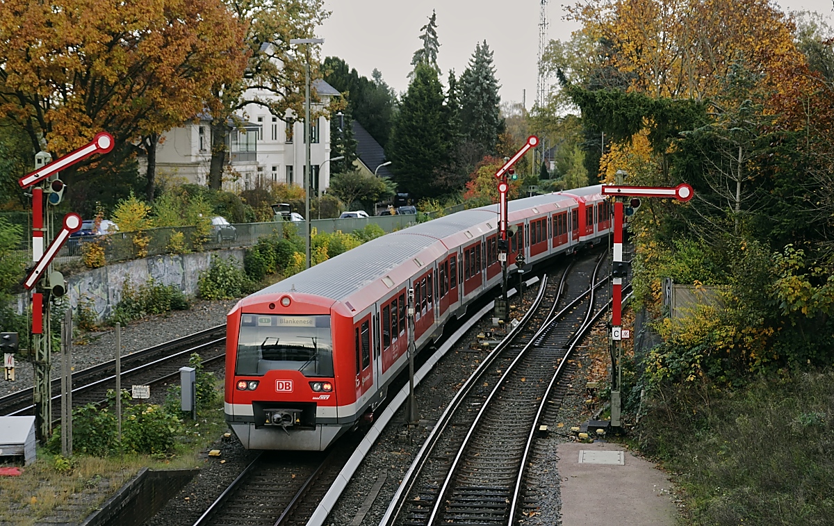 Gleichstromtriebwagen der Hamburger S-Bahn: Ein 474-Doppel verlässt am 30.10.2016 den Bahnhof Blankenese. Die ersten Triebwagen dieser Baureihe beschaffte die Hamburger S-Bahn 1994.