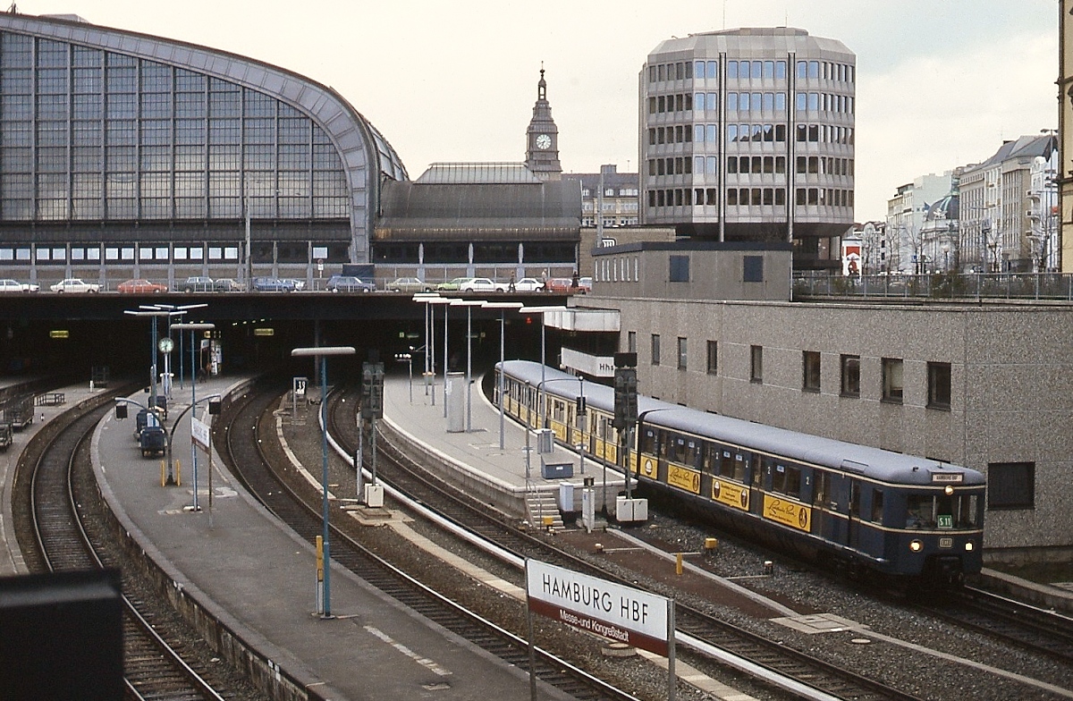 Gleichstromtriebwagen der Hamburger S-Bahn: Im Frühjahr 1987 verlässt ein 471-Kurzzug den Hamburger Hauptbahnhof. Die ersten Züge dieser Baureihe wurden 1939 ausgeliefert und leiteten die Umstellung vom Wechselstrom- auf den Gleichstrombetrieb ein.