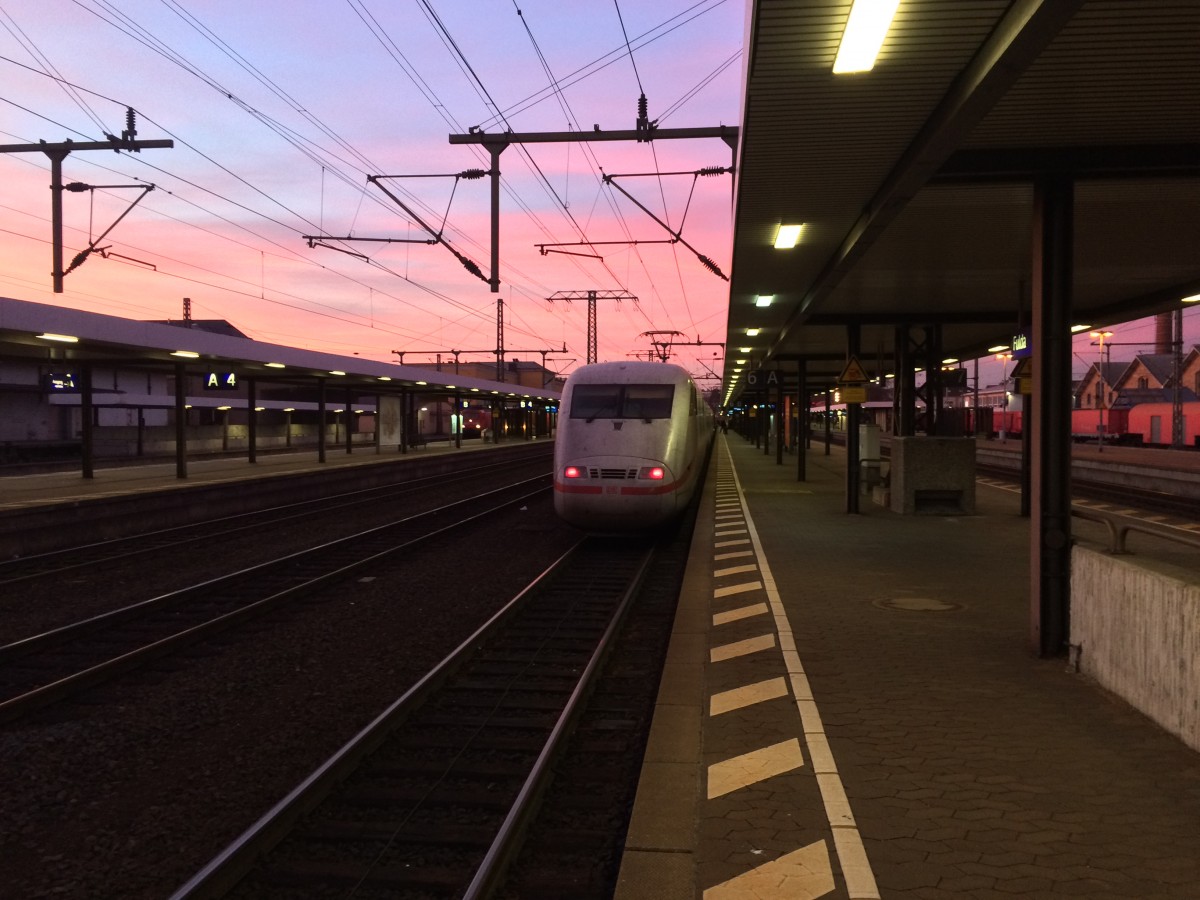Gleis 6 des Bahnhofes Fulda in der Abendsonne, mit ICE Richtung Hamburg Altona.
Gesehen am 08.11.15
