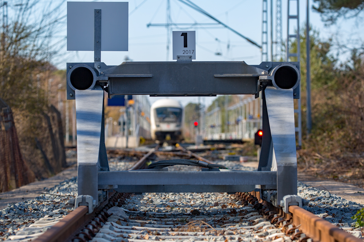 Gleisabschluss der KBS 190 im Seebad  Binz auf der Insel Rügen. - 09.04.2019 - Einige Felder des Bahnhofzaunes war an dieser Stelle auseinandergebogen. 
