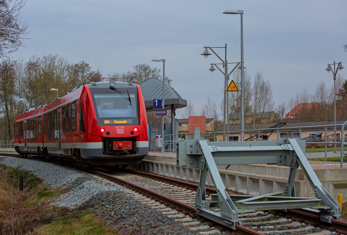 Gleisabschluss im Ueckermünder Stadthafen mit RE 4, der abfahrbereit in Richtung Pasewalk steht. - 20.12.2015