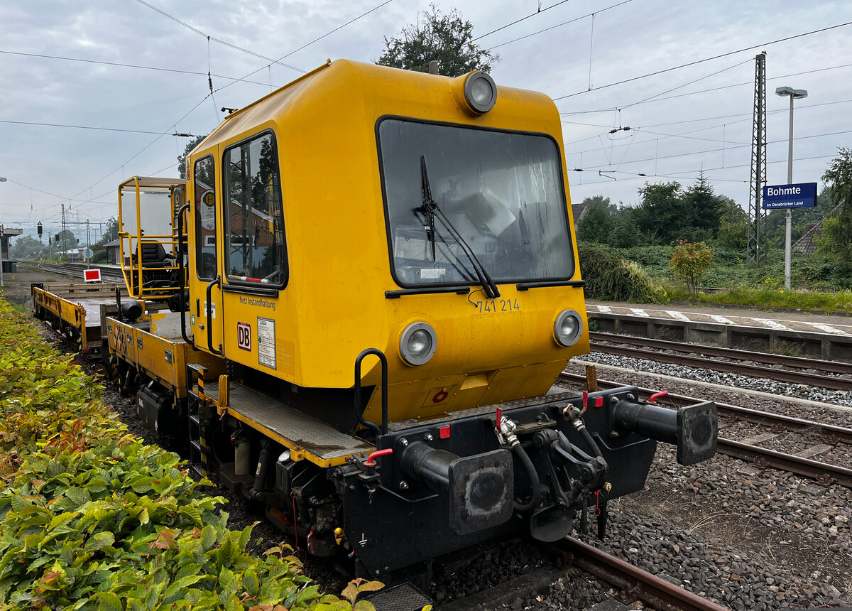 Gleisarbeitsfahrzeug 741-214 (GAF 100) mit technischem Defekt am 29. August 2023 abgestellt auf einem Nebengleis im Bahnhof Bohmte. 