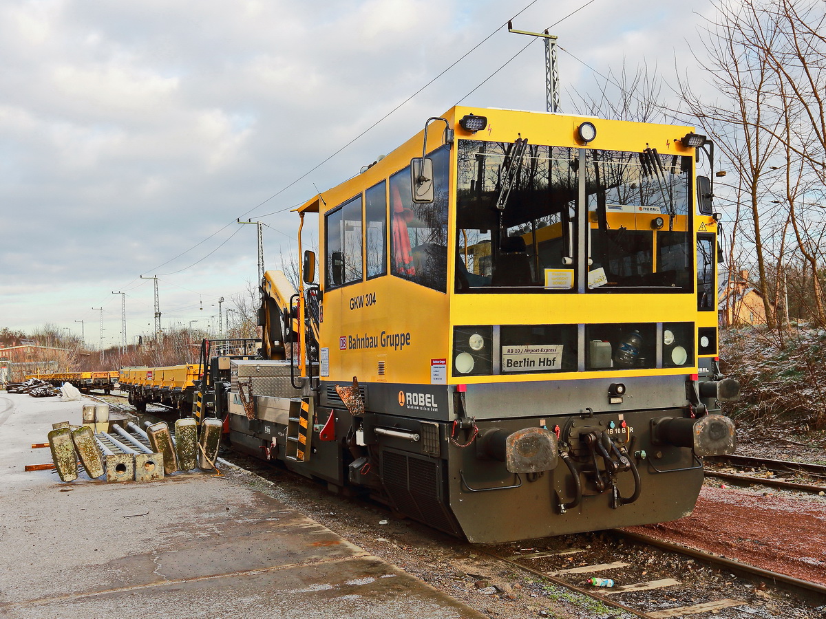 Gleisarbeitsfahrzeug BAWOMAG 54.22  (97 17 56 023 17 - 4) am 05. Februar 2018 auf dem befahrbaren Teil des Bahnhof Berlin Grünau.  