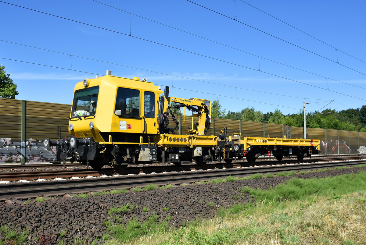 Gleisarbeitsfahrzeug GAF 100 der DB Bahnbau Gruppe unterwegs in Richtung Lüneburg. Höhe Bardowick, 03.07.2018.