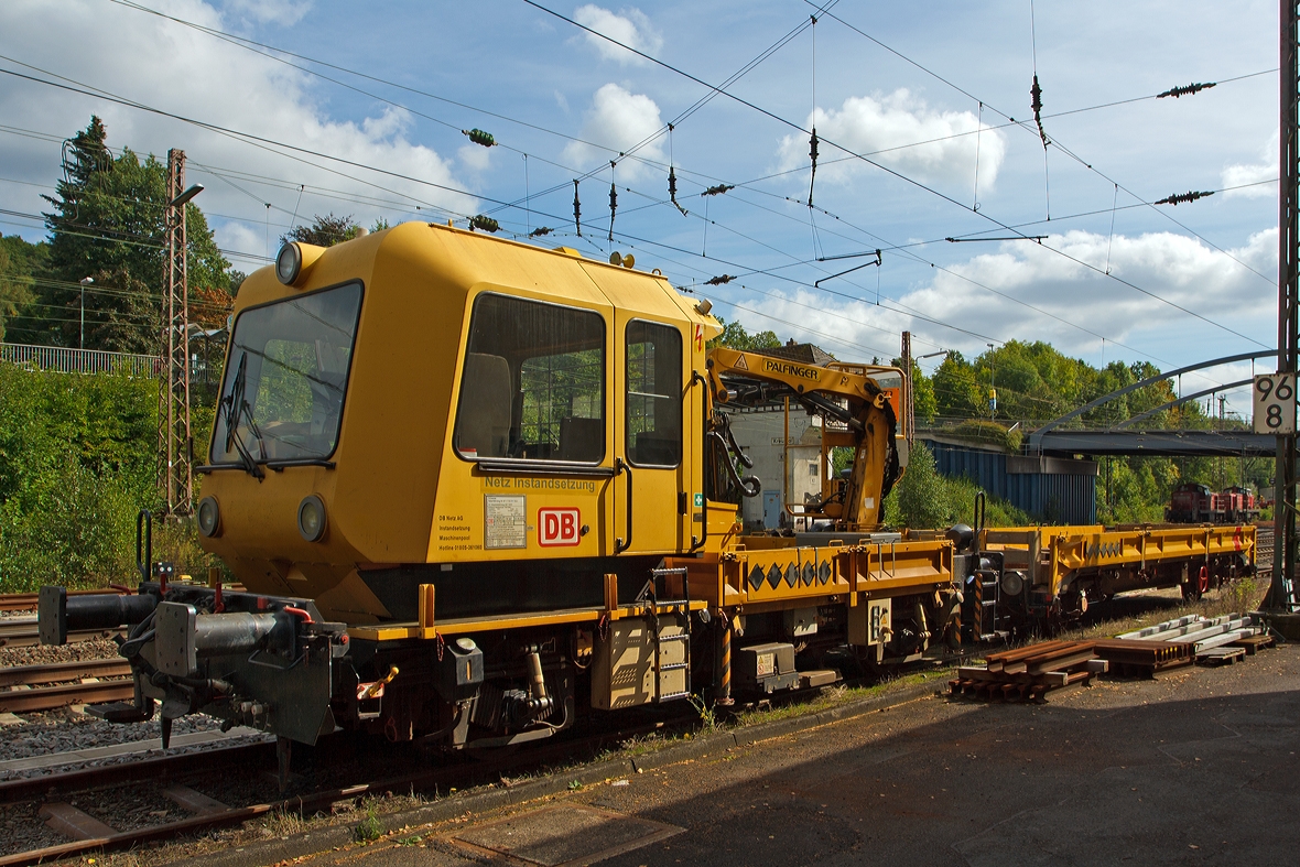 Gleisarbeitsfahrzeug GAF 100 R (Schweres Nebenfahrzeug Nr. 97 17 50 011 18-3) mit Gleiskraftwagenanh�nger H27 (Schweres Nebenfahrzeug Nr. 35.1.081) beide von der DB Netz AG, abgestellt am 21.09.2013 im Kreuztal.

Das GAF 100 R wurde 1996 von GBM (Gleisbaumechanik Brandenburg/H. GmbH) unter der Fabriknummer  52.1.124 gebaut, es hat die EBA Nummer EBA 96 P01 N023

Technische Daten GAF:
Achsfolge: B
L�nge �ber Puffer: 9.100 mm
H�chstgeschwindigkeit: 100 km/h
Eigengewicht: 16 t
Zul. Anh�ngelast: 40 t
Nutzlast : 5,0 t
Zur Mitfahrt zugel. Personen: 7
Der Antrieb des zweiachsigen Fahrzeuges erfolgt von einem 6 Zylinder, wassergek�hlten MAM D 0826 LOH 07 Dieselmotor mit 169 kW (230 PS) Leistung �ber Lastschaltwendegetriebe auf die Radsatzgetriebe. 

Technische Daten Gleiskraftwagenanh�nger: 
Achsanzahl: 2
Achsabstand: 6.000 mm
L�nge �ber Puffer: 9.750 mm
H�chstgeschwindigkeit: 100 km/h (vorgestellt 80 km/h)
Eigengewicht: 9 t
Zul. Anh�ngelast: 40 t
Nutzlast : 25,0 t
