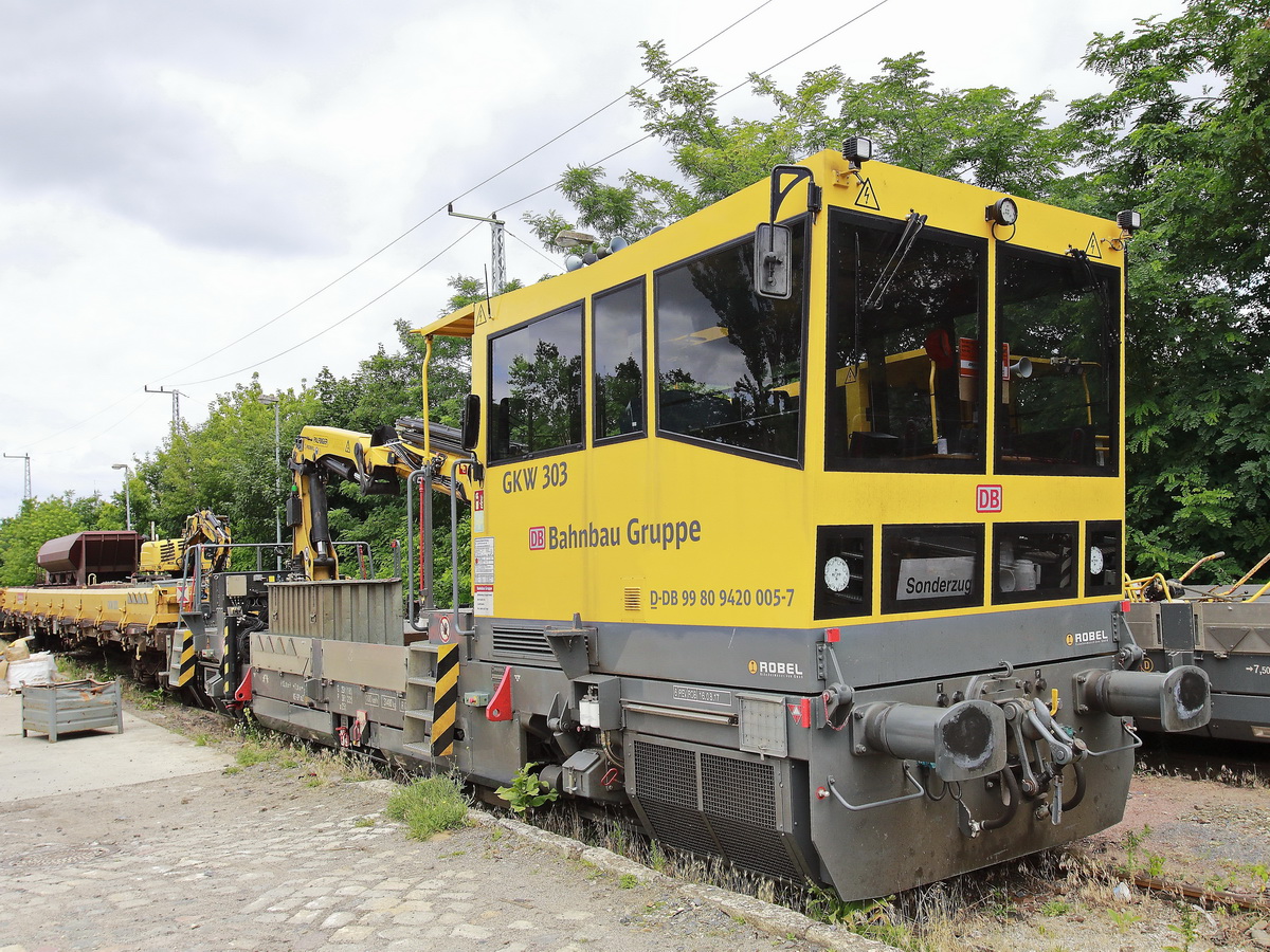 Gleisarbeitsfahrzeug GKW 303 - BAWOMAG 54.22 (D-DB 99 80 9420 005-7) am 07. Juli 2019  im Güterbahnhof des  Bahnhof Berlin Grünau.