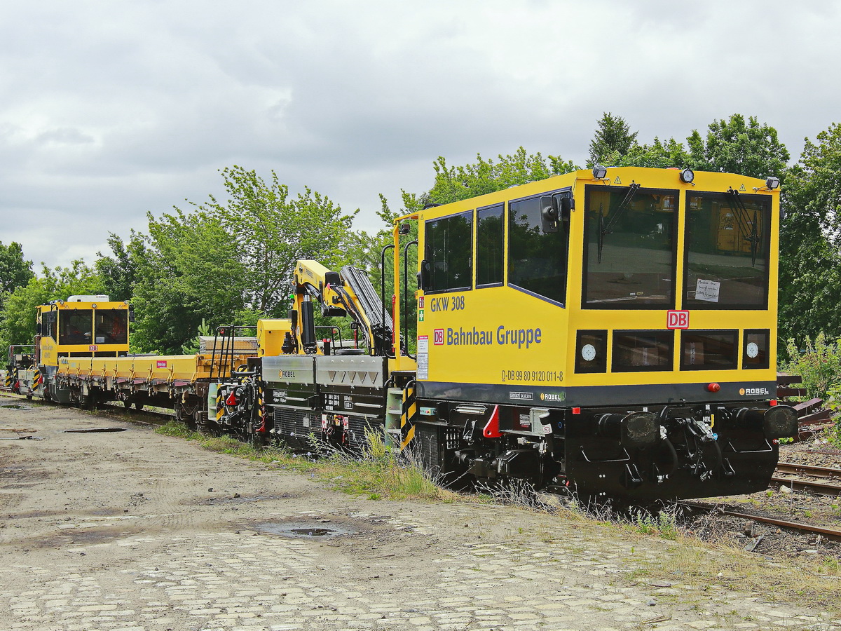 Gleisarbeitsfahrzeug GKW 308 - BAWOMAG 54.22 (D-DB 99 80 9120 011-8)  der DB Bahnbau Gruppe GmbH am 07. Juli 2019  im Güterbahnhof des  Bahnhof Berlin Grünau.

