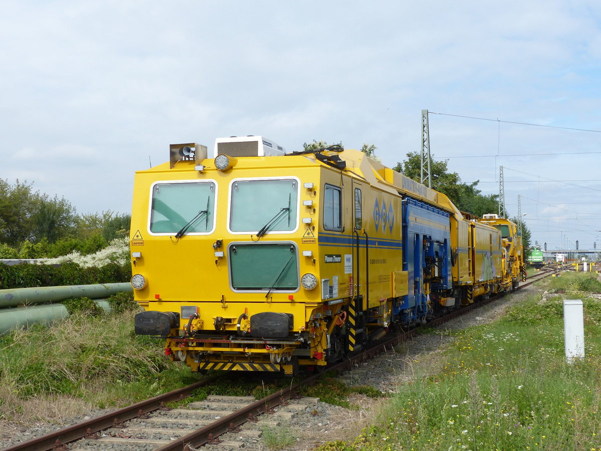 Gleisbau Busching Wagner Unimat 09-4x4_4S, (D-GBW 99 80 9124 008-0), eine Universalstopfmaschine, am 05.09.2017 in Erfurt Ost.