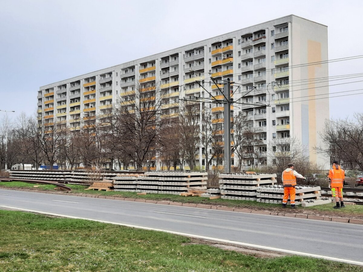 Gleisbauarbeiten am 01.04.2021 an der Haltestelle Europaplatz im Norden von Erfurt. Auf den gesperrten Gleisen werden die neuen Schwellen gelagert.
