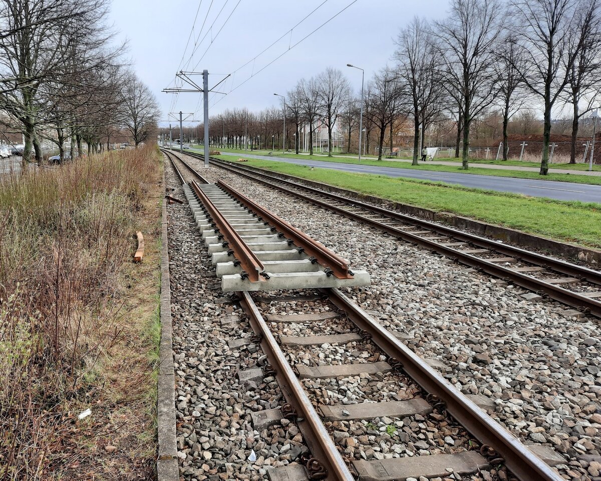Gleisbauarbeiten am 01.04.2021 an der Haltestelle Europaplatz im Norden von Erfurt. Auf den gesperrten Gleisen werden die neuen Gleise gelagert, die dann von Zweiwegebaggern zum Einsatzort gebracht werden.