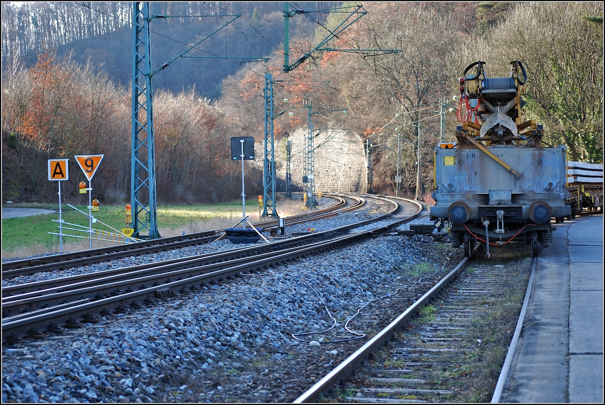 Gleisbauarbeiten an der Kurve, die an den Bahnhof Tayngen Richtung Schaffhausen anschließt. Rechts war das Industriegleis zur ehemaligen Zementfabrik von Holcim mal wieder heftig in Betrieb. Gesehen am 20. Januar 2008 (15:15). Diese Kurve ist übrigens spektakulär, wenn, mit dem 611 aus Singen kommend, der Zug nur ein wenig bremst und sich in die Kurve schmeißt. Nach der langen Gerade ist man überrascht, wie schön der Flug durch Kurven sein kann.  

(Ersatz für ein altes 800-Pixel-Bild, das alte Bild wir später gelöscht)