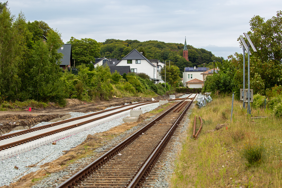 Gleisbauarbeiten im Bahnhof Sassnitz. Erkennbar sind die  neuen Gleisanlagen mit einer Verbindungsweiche zwischen Gleis 1 und Gleis 2, sowie die Sockel für die Oberleitungsmasten. - 20.08.2021