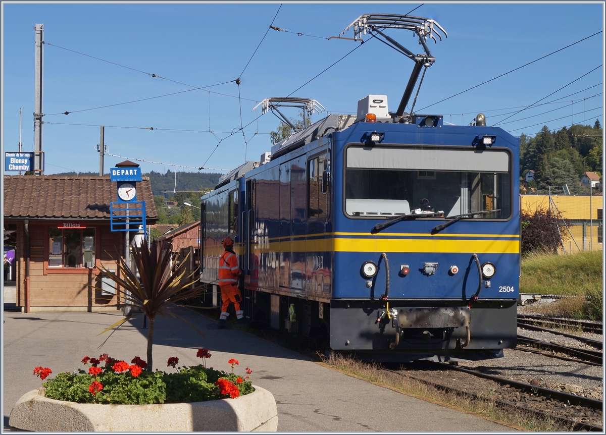 Gleisbauarbeiten bei der CEV: die beiden MOB Gem 2/2 2504 und 2502 in Doppeltraktion mit  ihrem leeren Kieswangenzug in Blonay. Der Zug fährt später via Chamby zur MOB. 

27. August 2020