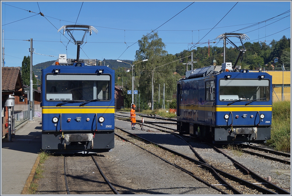 Gleisbauarbeiten bei der CEV: die beiden MOB Gem 2/2 2504 und 2502 bereiten sich in Blonay  vor, einen leeren Kieswangenzug zur MOB via Chamby zu führen.

27. August 2020