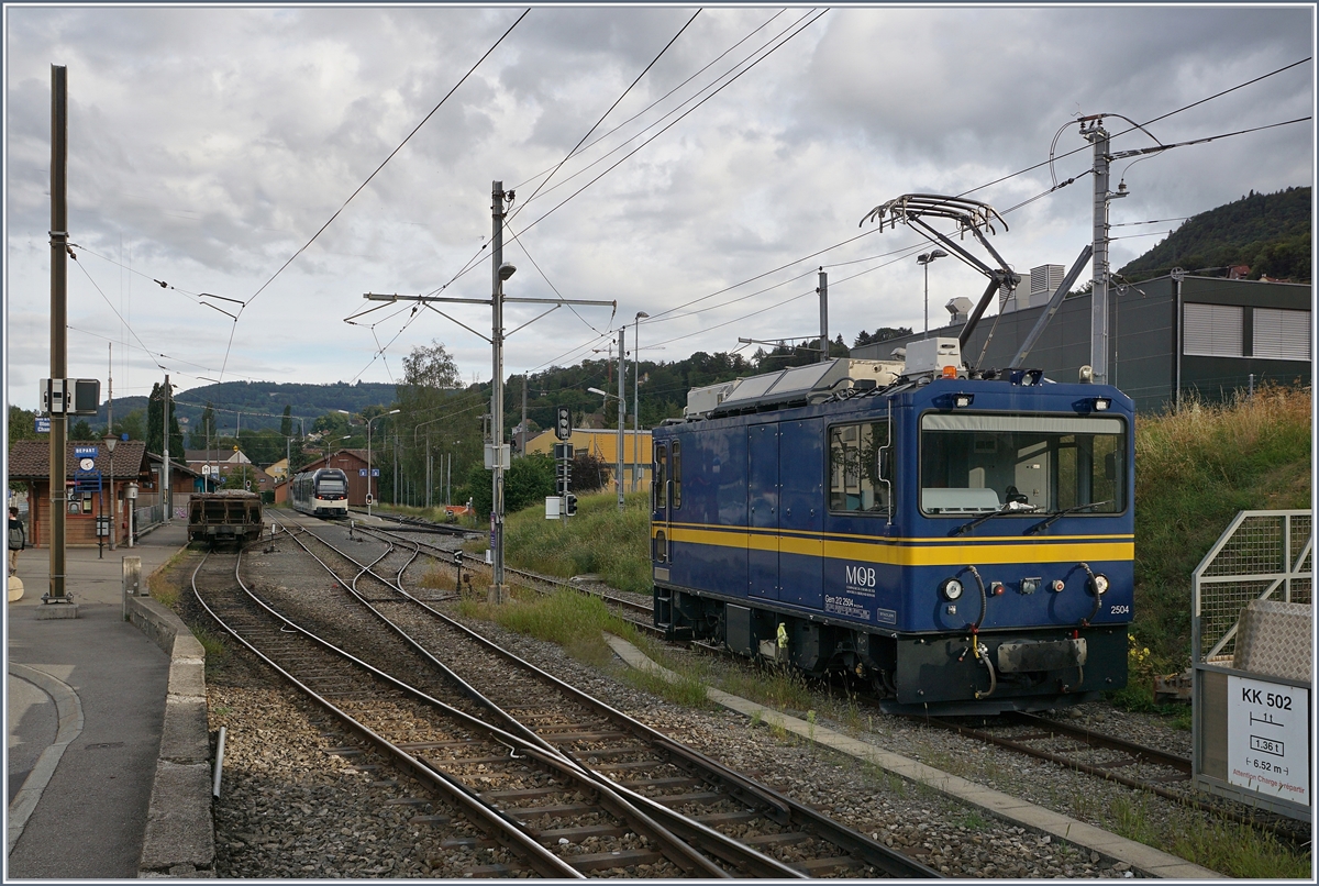 Gleisbauarbeiten bei der CEV; Die MOB Gem 2/2 2504 wartet in Blonay auf einen neuen Einsatz. 
Zudem bietet das Bild einen schöne Überblick über die Gleisanlage von Blonay. 

26. August 2020