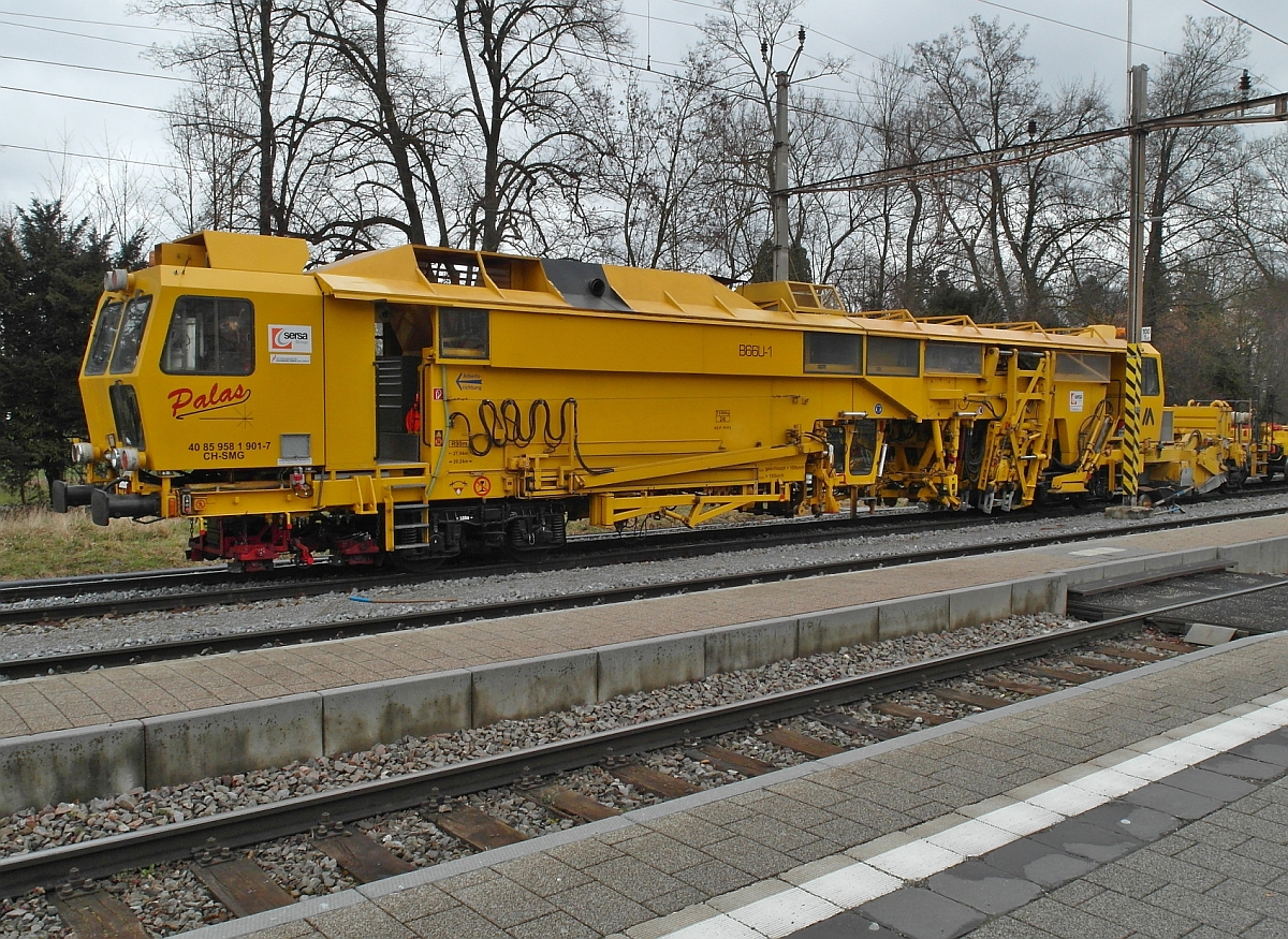 Gleisbauarbeiten I - Eine von der Firma MATISA hergestellte Stopfmaschine, eingestellt bei der Firma Sersa, wartet am Wochenende im Bahnhof von Kreuzlingen Hafen auf den nächsten Einsatz (01.03.2014). Der Typ B66U-1 ist eine Universal-Stopfmaschine mit Einschwellen-Stopfeinheit für alle Weichentypen und die Strecke. Diese Maschine mit 3 Fahr- und Arbeitskabinen hat Stopfwerkzeuge, die unabhängig voneinander in drei Achsen bewegt werden können.