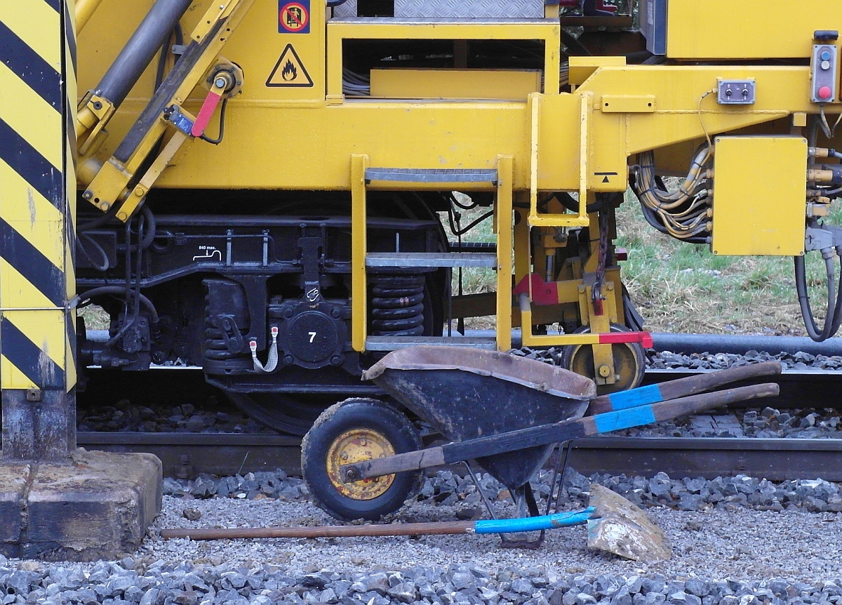 Gleisbauarbeiten II - Ergänzend zu den im Gleisbau eingesetzten Maschinen werden nach wie vor händische Geräte wie Schaufel und '3-Seiten-Kipper, einachsig' (Schubkarre) eingesetzt (Kreuzlingen Hafen, 02.03.2014).