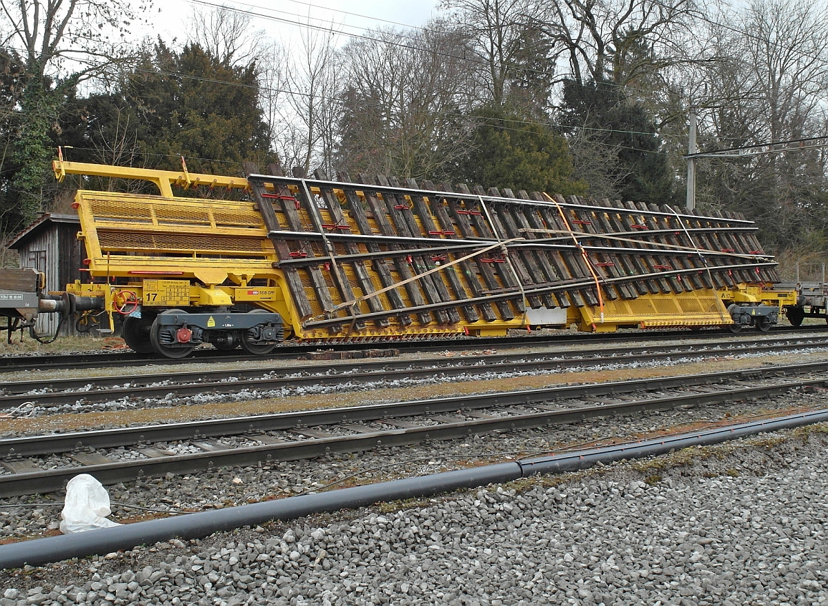 Gleisbauarbeiten III - Auf Grund der Erneuerung des Ladegleises in Kreuzlingen Hafen und einem damit verbundenen Ausbau von zwei und Austausch einer Weiche wurde eine Weiche auf den Weichentransportwagen (Vas 80 85 98-08 356-2) des Herstellers MATISA verladen (01.03.2014).