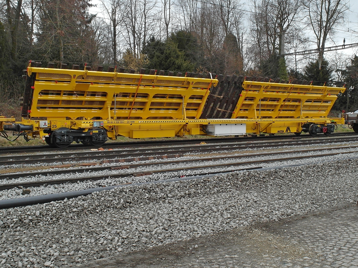 Gleisbauarbeiten IV - Auf Grund der Erneuerung des Ladegleises in Kreuzlingen Hafen und einem damit verbundenen Ausbau von zwei und Austausch einer Weiche wurde eine Weiche auf den Weichentransportwagen (99 85 9 358 004-1 CH-SBB) des Herstellers MATISA verladen (01.03.2014).